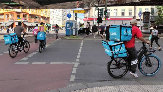 5.8.2024, Berlin: Lieferfahrer unterwegs in der Stadt